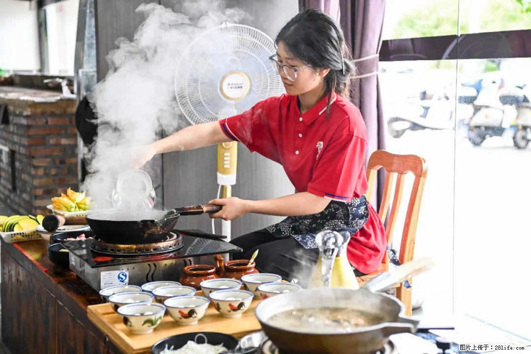 全网追的“扁担女孩”,找了一份暑假工,时薪12元 - 新乡生活资讯 - 新乡28生活网 xx.28life.com